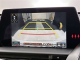 こちらのバックカメラは画面にラインが表示されておりますので、バック時のクルマの進行方向の目安になります。より高いレベルで車庫入れをサポートする、便利な機能ですね。