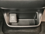 アクセサリーソケットはUSBのアダプターなどをつければ、スマホの充電にも使えます。周辺には物が置けるボックスがついています。