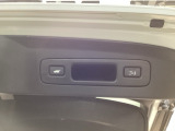 荷物を抱えていてもラクに開け閉め。Hondaスマートキーを持っていれば、開扉だけでなく、閉扉までをハンズフリーで行うことができます