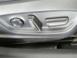 運転席パワーシート搭載。微妙な調整が手軽にでき、ピッタリのポジションで運転することが可能です。