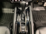 CVT車のセレクトレバーです。低速から高速まで、変速ショックのないスムーズな走りと、エンジン効率のよい領域を維持して燃費にも貢献します。サイドブレーキはスイッチ操作の電子制御パーキングブレーキです。