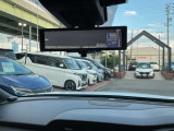 インテリジェントルームミラーです。人や物で視界が遮られてても、車体後部のカメラ映像に切り替えることにより、クリアな後方視界を実現しています。