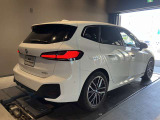 【BMWの伝統-3】BMWのお車は、&ldquo;駆け抜ける歓び&rdquo;を体現しております。走行の安定性とコーナリングの良さを追求し、思い通りにハンドルの操作可能です。