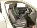 女性でも運転がしやすいように、シートの高さ調整機能(シートリフター)がついています。広い足元にゆったり座れるシートには肘掛も装備しており長距離の運転でも疲れにくいシートです。