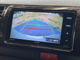 【バックカメラ】駐車時に後方がリアルタイム映像で確認できます。大型商業施設や立体駐車場での駐車時や、夜間のバック時に大活躍!運転スキルに関わらず、今や必須となった装備のひとつです!