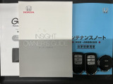 スマートキーは鍵をバッグに入れたままでもドアロックの開閉やエンジンのON・OFFができます。夜間や雨の日も鍵を探さなくて良いので便利です。