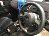 MINIの内装はとにかく『円』に拘ったデザインコンセプトが一目で伝わってきます。これほど円形に拘った車は他に御座いません。伝統のデザイン、トグルスイッチなど遊び心のある内装で御座います。