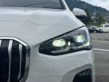 LEDヘッドライト。先進のLEDテクノロジーを採用。照射される白色光の周波特性は太陽に近く、バイキセノンヘッドライトを上回るコントラストでさらに明るく輝きます。悪天候の日でも優れた視認性を発揮します。