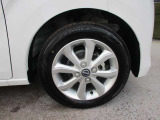 日産純正のアルミホイールが装着されてます。ボディデザインとマッチしておりおしゃれです。
