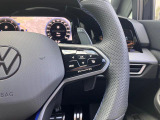 ステアリングに配置されたスイッチは、選局やボリューム調整など、運転を妨げることなく操作が可能です。