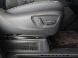 パワーシート搭載。微妙な調整が手軽にでき、ピッタリのポジションで運転することが可能です。