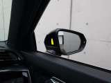 アウディサイドアシスト『後方の死角を並走する車両を検知しドアミラーの内側のLEDが点灯。ドライバーに注意を促し事故を未然に防ぐシステムです。』