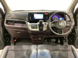 車内は光触媒抗菌消臭施工済です。スタイリッシュなデザインでスポーティなインパネ周りを演出します。グローブボックスやカップホルダーのほかにトレーなどたくさんの収納スペースが付いています。