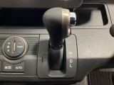 CVT車のセレクトレバーです。低速から高速まで、変速ショックのないスムーズな走りを実現するとともに、エンジン効率のよい領域を維持することで燃費にも貢献します。