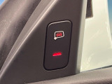 ●サイドアシスト(後方支援):走行中、ドライバーの死角の車両を検出して事故を未然に防ぐシステムです。レーダーセンサーが後方の並走車を検出すると、該当する側のドアミラー内側LEDが点灯し注意を促します。