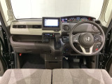 車内は光触媒抗菌消臭施工済です。スタイリッシュなデザインで暖かみのあるインパネ周りを演出します。グローブボックスやカップホルダーのほかにトレーなどたくさんの収納スペースが装備されています。