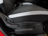 運転席にはドライバーの体型や好みに応じて前後方向だけでなく、高さの調整ができるシートリフターを装備!