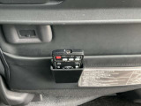 後席モニター用のリモコンも付属してます。