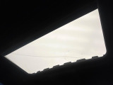 ●サンルーフ:開放感たっぷりの希少装備、サンルーフが装着されています!車内に明かりを取り入れたり景色を楽しむ以外にも、車内の空気も簡単に換気できて快適です!