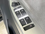 【電動格納ミラー】サイドミラーは電動格納式となっており、狭い駐車場でもキズがつくリスクを抑えられます。