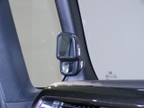 停車時や発進時、対向車とのすれ違いや路肩に寄せるときなど、車両左側前方を確認するときに役立ちます。