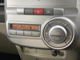【オートエアコン】一度お好みの温度に設定すれば、車内の温度を検知し風量や温度を自動で調整。暑い&hellip;寒い&hellip;と何度もスイッチ操作をする必要はありません。快適な車内空間には必須の機能ですね♪