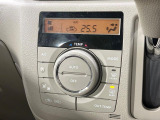 【オートエアコン】一度お好みの温度に設定すれば、車内の温度を検知し風量や温度を自動で調整。暑い&hellip;寒い&hellip;と何度もスイッチ操作をする必要はありません。快適な車内空間には必須の機能ですね♪
