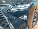 【三眼LEDヘッドライト】スタイリッシュな見た目の三眼LEDヘッドライトを装備♪スタイルだけでなく、夜間の走行も視界良好で安心してお乗りいただけます。