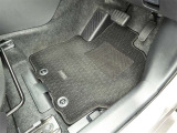 フロアマットも綺麗にクリーニングされています。