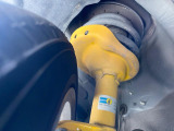【ビルシュタイン製ダンパー】高速走行時の車両安定性を向上させてくれる人気の装備。街乗りの乗り心地も犠牲にせず、スポーティな走行をお楽しみいただけます♪
