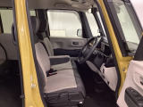 【ベンチシート】運転席と助手席の移動もスムーズ!狭い駐車場での乗り降りや、お子様の乗り降りにも便利です。座席の間にコンソールボックスやドリンクホルダーがないため、車内空間が広く感じます。