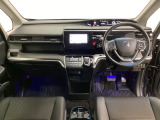 車内は光触媒抗菌消臭施工済です。インパネ周りはスタイリッシュなデザインです。グローブボックスやカップホルダーのほかにトレーなどたくさんの収納スペースが付いています。