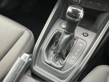 軽く操作するだけで、Audiの精密なメカニズムとドライバーの意思がシンクロし、洗練された走りの始まりを予感させるエレガントなインターフェースです。