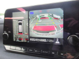 車を上から見下ろしているかのような映像で周囲の状況を確認できるアラウンドビューモニター。狭い駐車場や駐車が苦手な方でも安心。