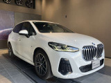 【BMWの伝統-1】BMWの特徴的な&ldquo;キドニーグリル&rdquo;は、80年以上続く伝統の形でございます。変わらないこだわりのデザインが、プレミアムブランド&ldquo;BMW&rdquo;を創り出します。