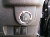 スマートキー&プッシュスタートスイッチ。鍵を取り出す手間が省け、ドアノブに触れるだけでドアの開錠や施錠ができます。荷物を沢山持っているときや、雨天時にも助かりますね。
