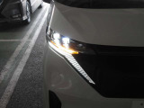 右ヘッドランプ画像です。LEDヘッドランプです。ハロゲンヘッドランプの約2倍の光量でより明るく遠くを照らし、夜間走行時の視認性を高めるとともに長寿命や省電力も魅力です。
