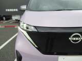 LEDヘッドランプ:ハロゲンランプの約2倍の光量でより明るく遠くを照らし、夜間走行時の視認性を高めます。