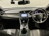 使いやすいレイアウトのダッシュボード周辺です。オートエアコンや小物入れなど嬉しい装備が満載です。