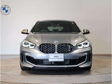 【キドニーグリル】BMWは約90年もの間、ほぼ全ての車両にひと目でBMWだと分かるこの特徴的なフロントグリルが備えられ、デザイン・アイコンとして親しまれてきました。