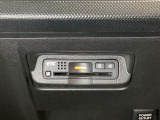 エアコンパネルの下にETCがついています。高速道路の料金所の通過も楽々です!。カードの取り出しもしやすい場所についています。