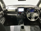使いやすいレイアウトのダッシュボード周辺です。オートエアコンや小物入れなど嬉しい装備が満載です。