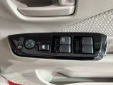 狭い駐車場で便利な電動格納ドアミラーが付いています。
