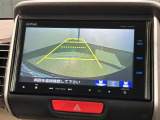 リバースギアに入れるだけで後方の表示へ切り替わります。夜間や雨の日の駐車も楽になりますよ。