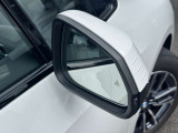 追い越し車線上を急接近してくる車両を認識してミラー内側に組み込まれたインジケータを点滅させドライバーに警告します。注意喚起に気づかず、ドライバーがそのまま車線を越えた場合には車線維持をサポートします。