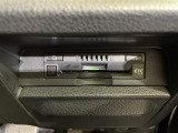 【ETC】有料道路を利用する際に料金所で停止することなく通過できる、ETC車載器(ノンストップ自動料金収受システム機器)が装備されています。セットアップを行うことで利用可能になります。