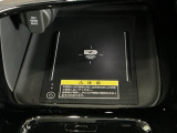 ワイヤレス充電器ついてます!スマートフォンを置くだけで充電可能。ケーブルをつなぐ煩わしさがありません。