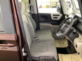 ベンチシートは、運転席と助手席の移動もスムーズ! 狭い駐車場での乗り降りや、お子様の乗り降りにも便利です。