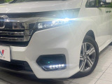 【LEDヘッドライト】悪天候や夜間走行時も良好な視界を確保し安心して運転できる高輝度LEDヘッドライトを装備!点灯速度が早く、消費電力も抑えられています。