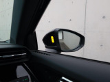 アウディサイドアシスト『後方の死角を並走する車両を検知しドアミラーの内側のLEDが点灯。ドライバーに注意を促し事故を未然に防ぐシステムです。』